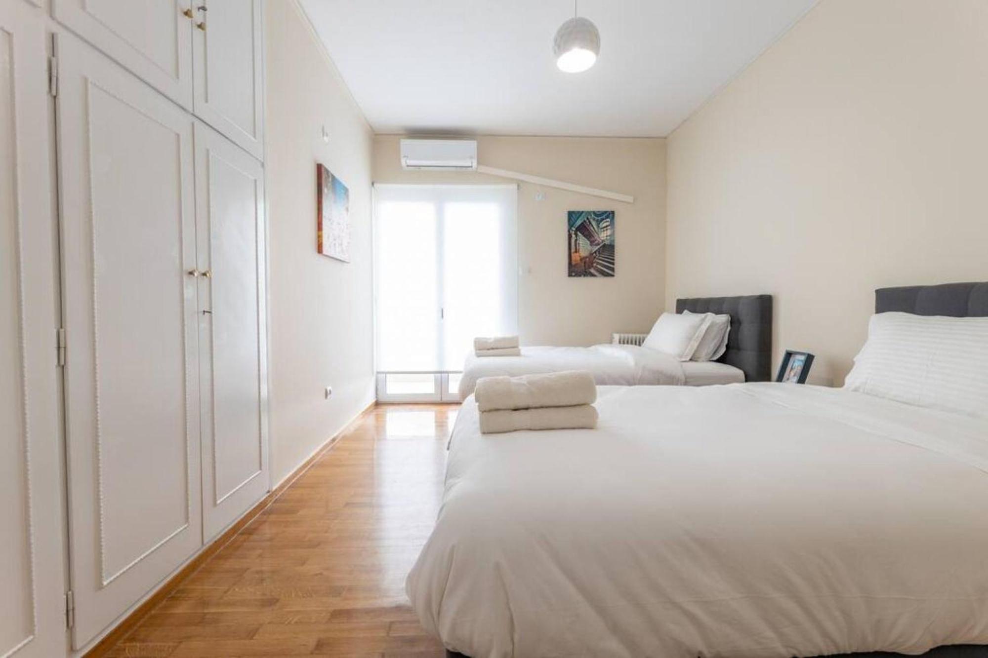Amfitritis Family Lux Apartment At Palaio Faliro Athena Bagian luar foto